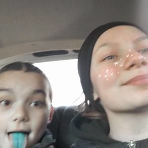 Meet your Posher, Adelina